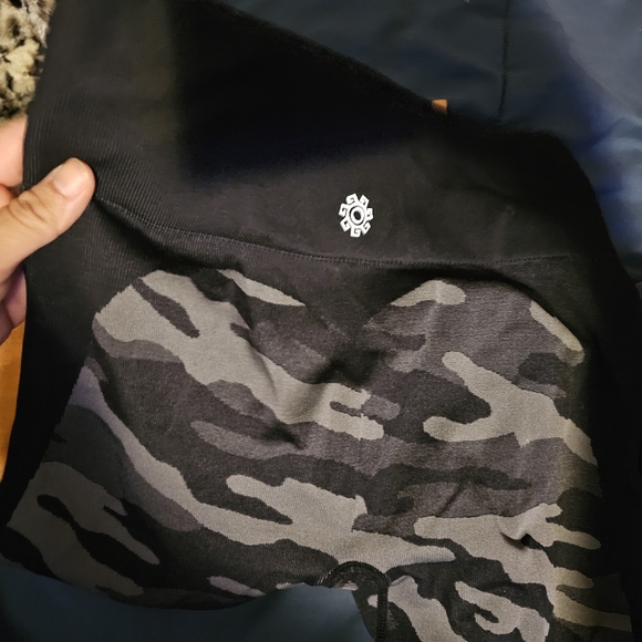 Golden Aesthetics Seamless Camo leggings and Orange themeless spots bra size L - Picture 9 of 12